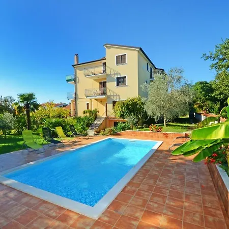 Apartment With Pool Albina 3 *