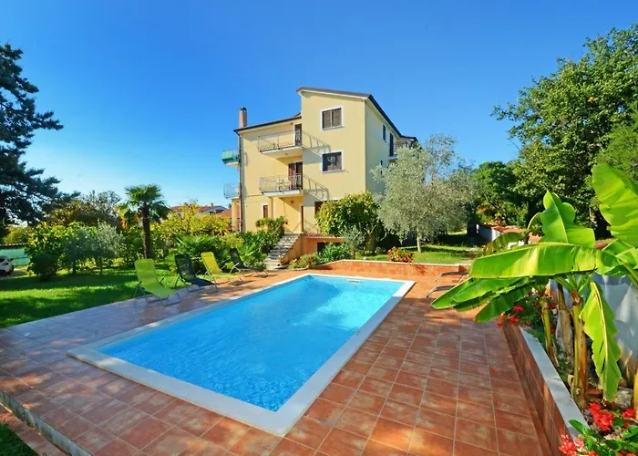Daire With Pool Albina 3 *